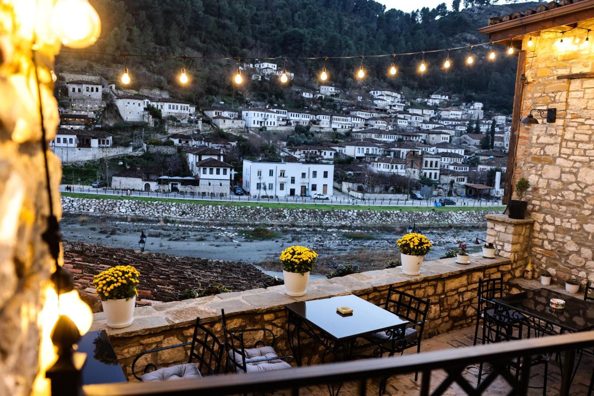 White House Boutique Hotel & Restaurant - Since 1999 Berat Luaran gambar