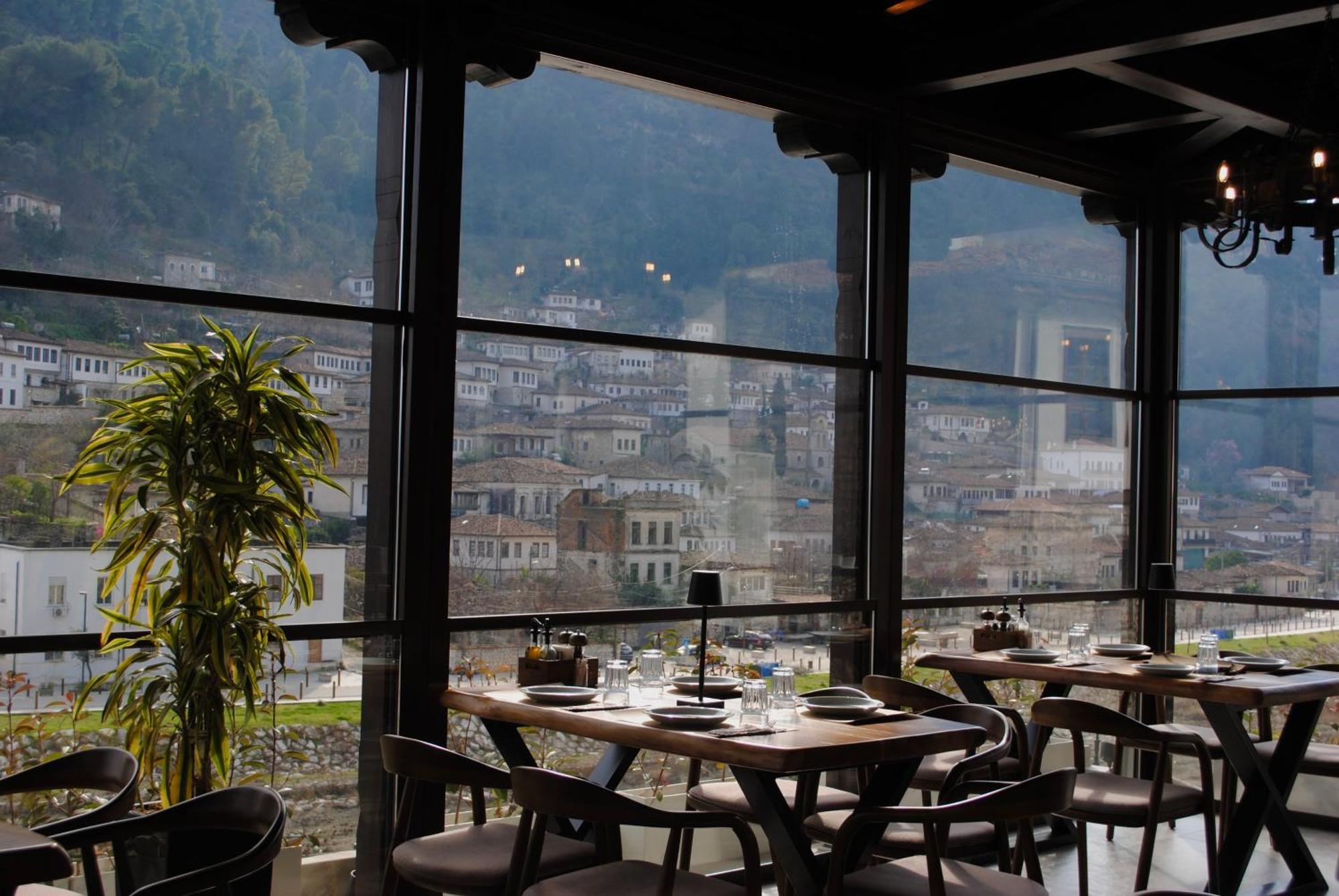 White House Boutique Hotel & Restaurant - Since 1999 Berat Luaran gambar