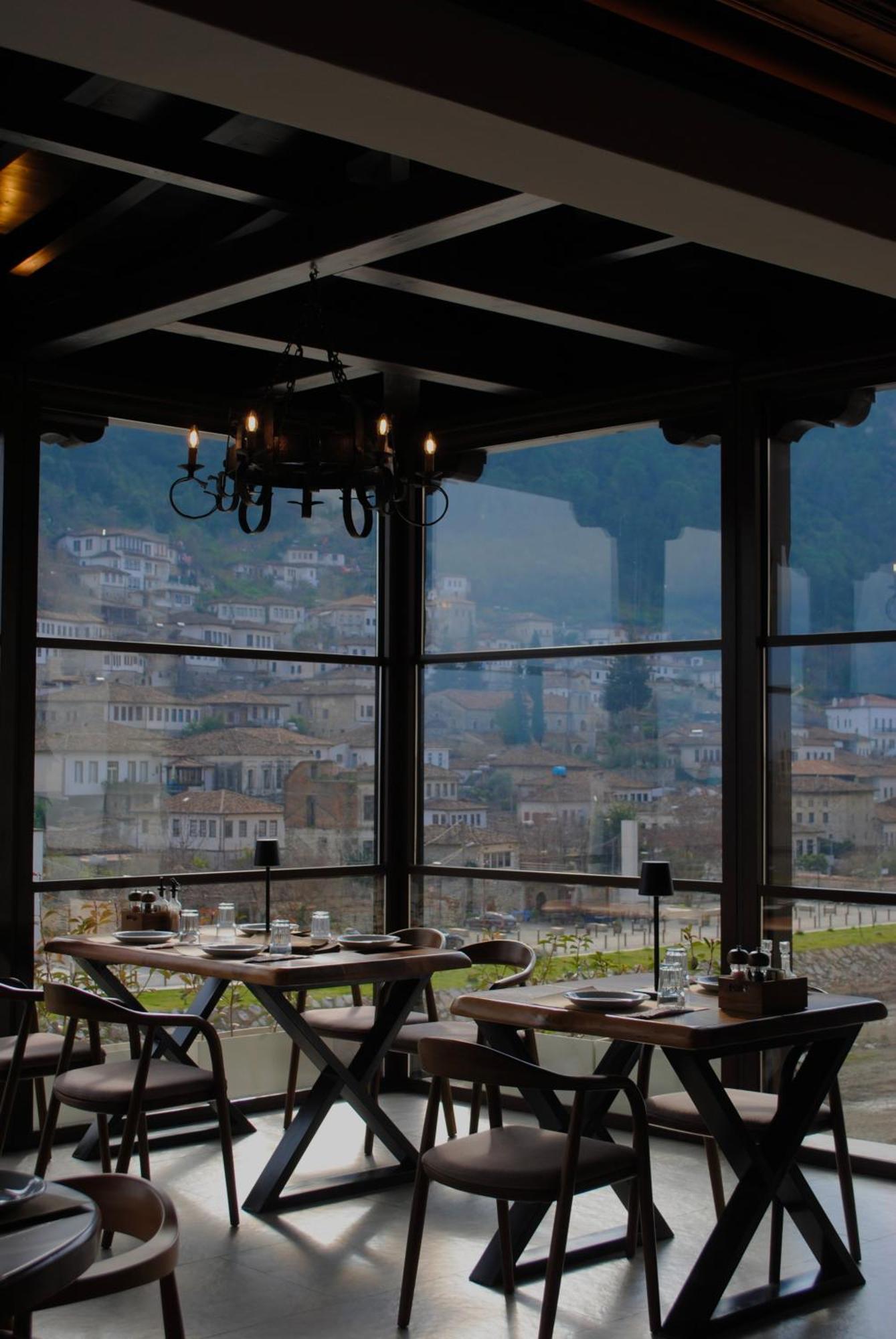 White House Boutique Hotel & Restaurant - Since 1999 Berat Luaran gambar